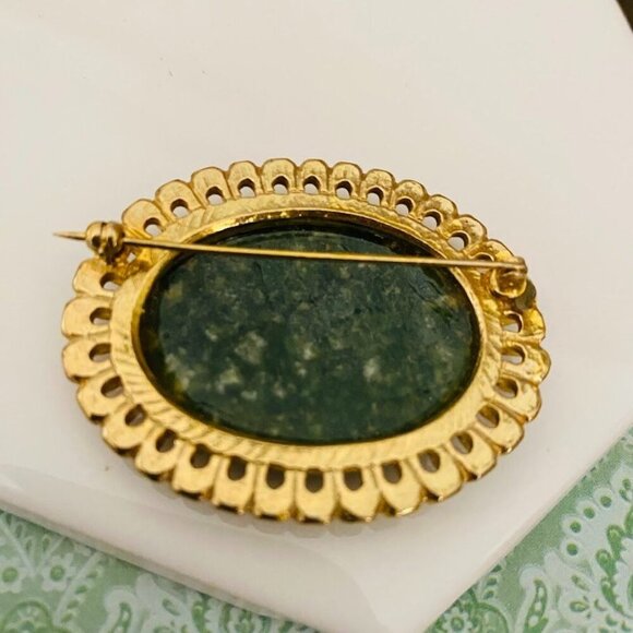Vintage Large Jade Oval Ruffle Edge Gold Tone Brooch Pin - Picture 3 of 4